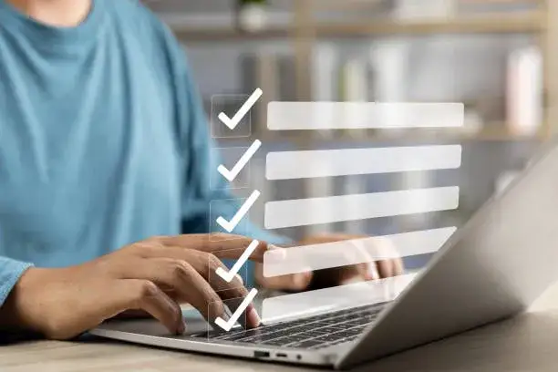 osoba wypełniająca wniosek online na laptopie