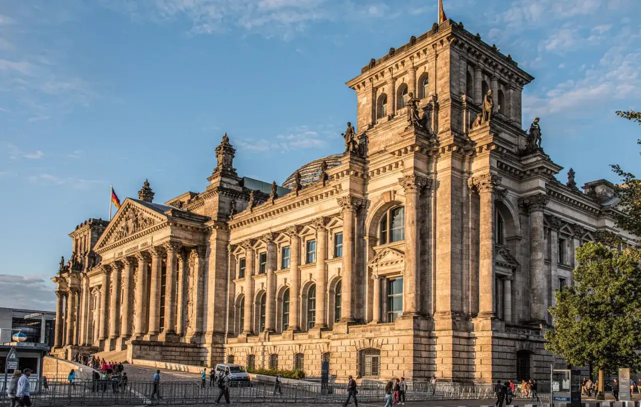 Das Reichstagsgeb&auml;ude in Berlin, das zeigt, dass Berlin ein Bundesland ist.