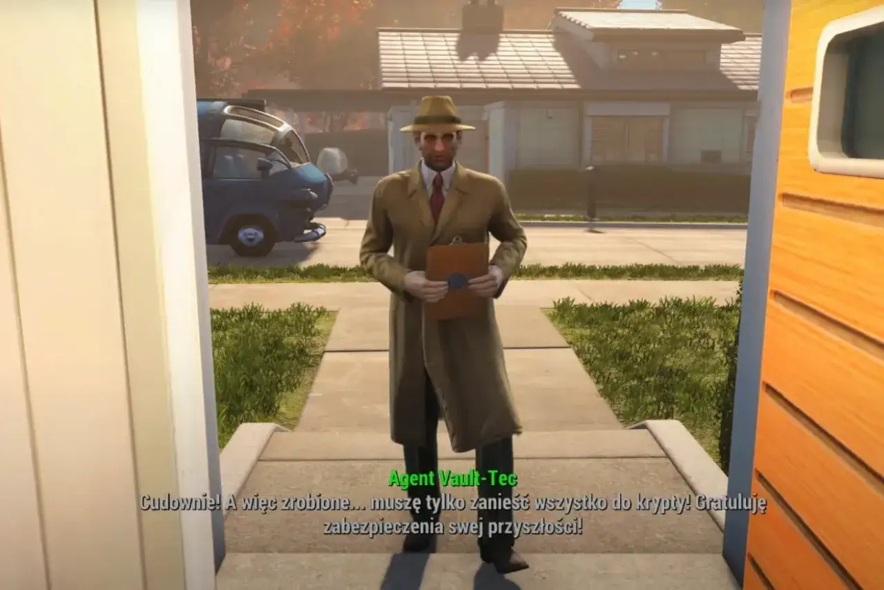 Agent Vault-Tec w płaszczu i kapeluszu, trzymający teczkę. W tle dom i samochód. To scena z gry Fallout 4 spolszczenie.