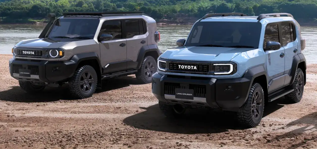 Dos Toyota Land Cruiser FJ listos para la aventura en la orilla de un río, uno gris y otro azul claro.