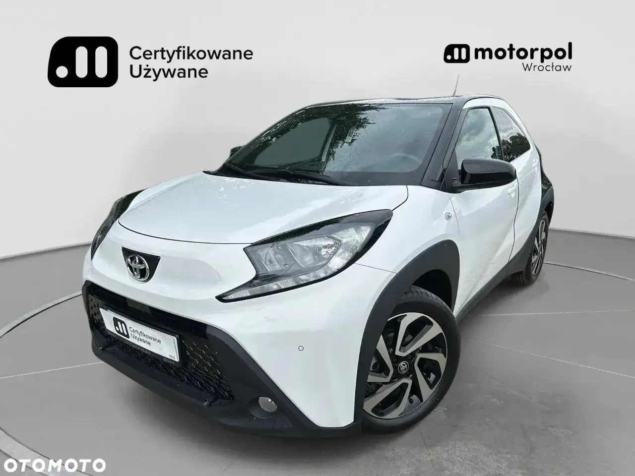 Biała, używana Toyota Aygo z salonu Motorpol Wrocław. Certyfikowane auto z gwarancją.