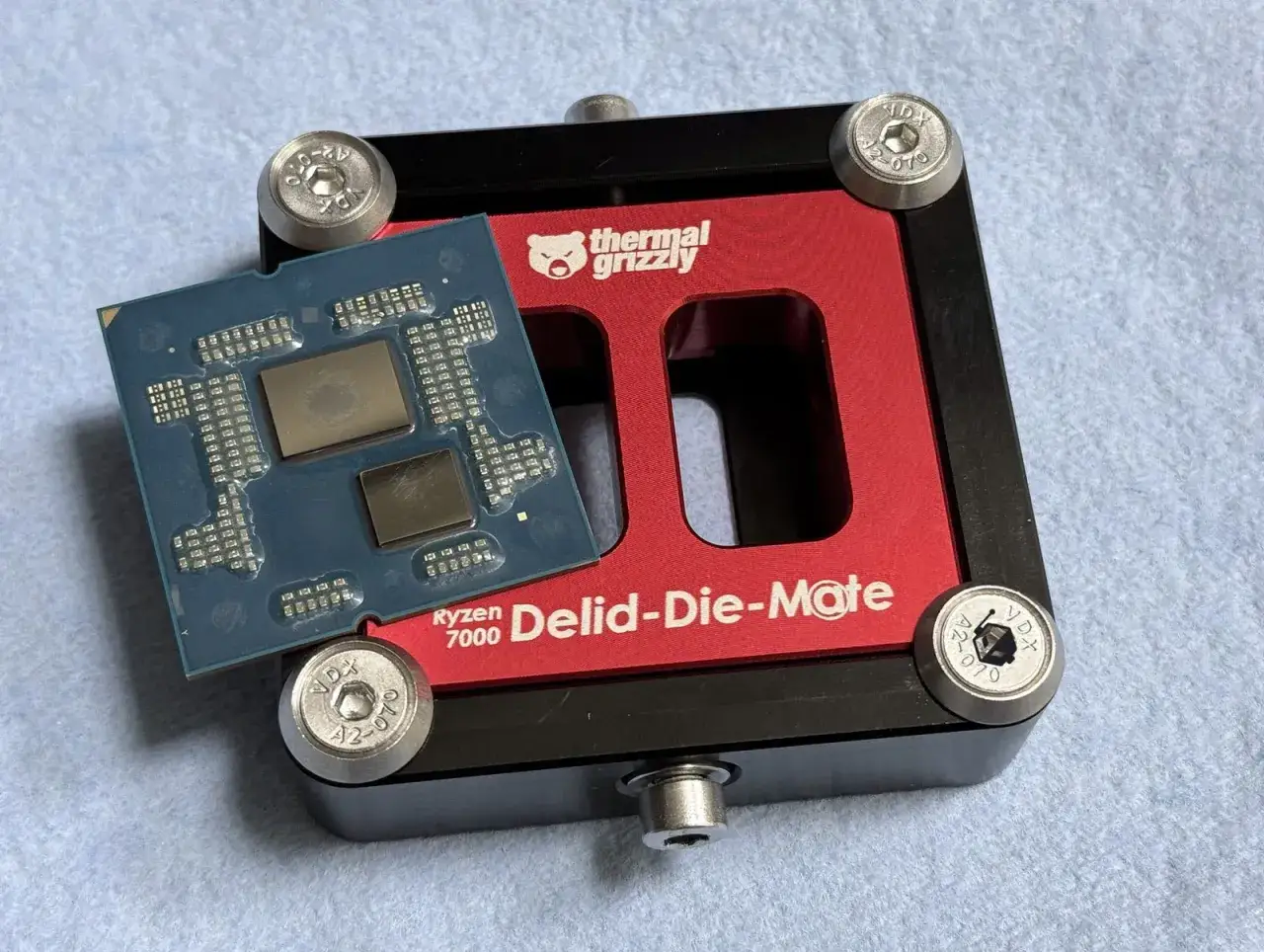 Procesor Ryzen 9 7950X3D na narzędziu Thermal Grizzly Delid-Die-Mate.