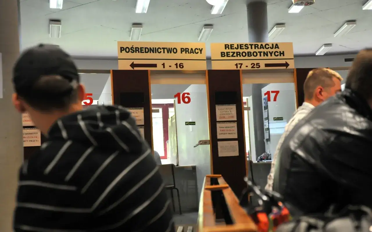 Ludzie czekają w kolejce do rejestracji bezrobotnych, by uzyskać ubezpieczenie zdrowotne bez pracy.