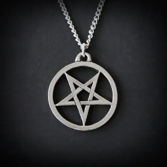 naszyjnik pentagram w modzie alternatywnej