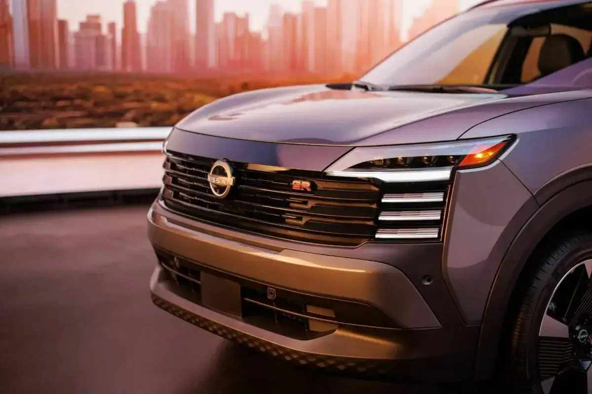 Nowy Nissan Kicks z charakterystycznym grillem i nowoczesnymi światłami, gotowy na miejskie wyzwania.