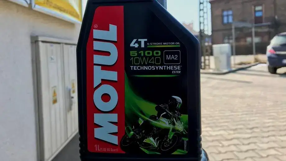 Etykieta oleju Motul, oznaczenia na butelce oleju