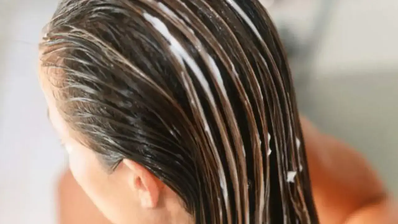 Cabello casta&ntilde;o con s&eacute;rum Elvive Hidra Hialur&oacute;nico aplicado. Descubre c&oacute;mo usarlo para una hidrataci&oacute;n profunda.