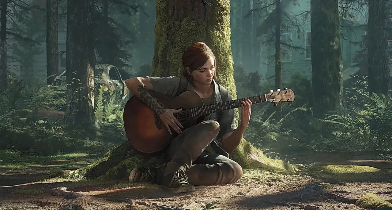 Ellie siedzi przy drzewie w lesie, grając na gitarze. W tle widać zniszczony samochód i dom.