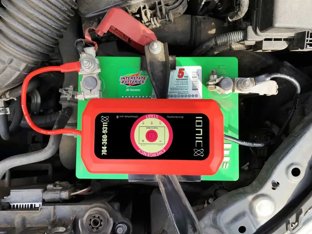 Jumpstarting a car without cables is easy with this portable emergency jump starter. The device connects directly to the battery terminals.