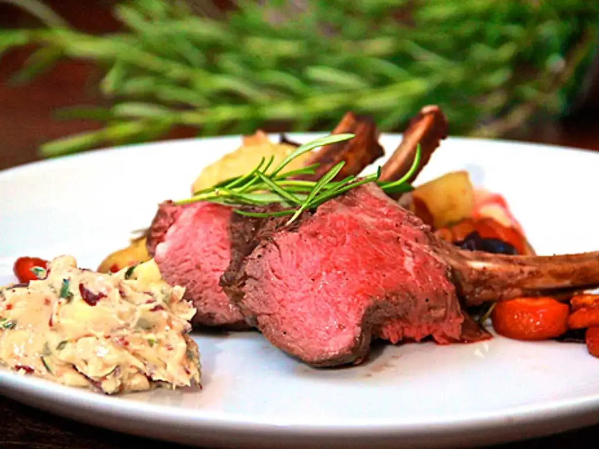 Saftig lammracks med örtsmör och rotfrukter. Ett perfekt lammracks recept för en festmåltid.
