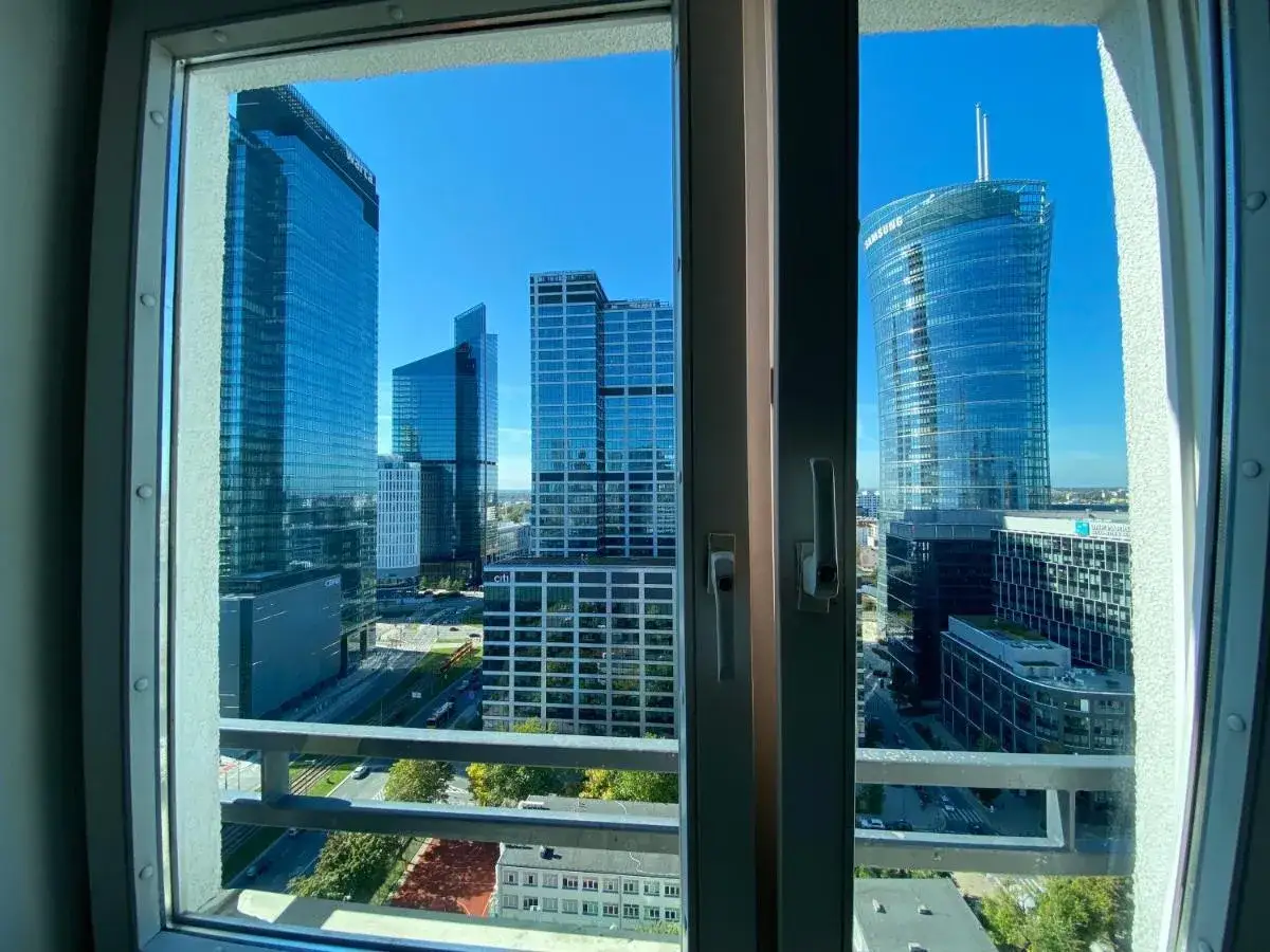 Panorama Warszawy z widocznymi budynkami mieszkalnymi i hotelami