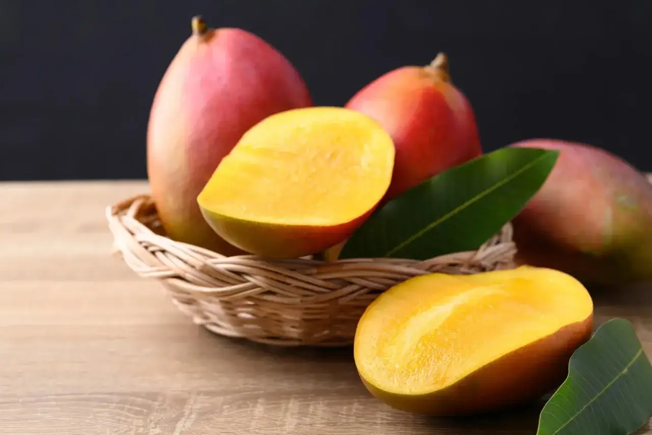 Koszyk pełen soczystych mango, idealnych do codziennego jedzenia. Słodki smak lata.