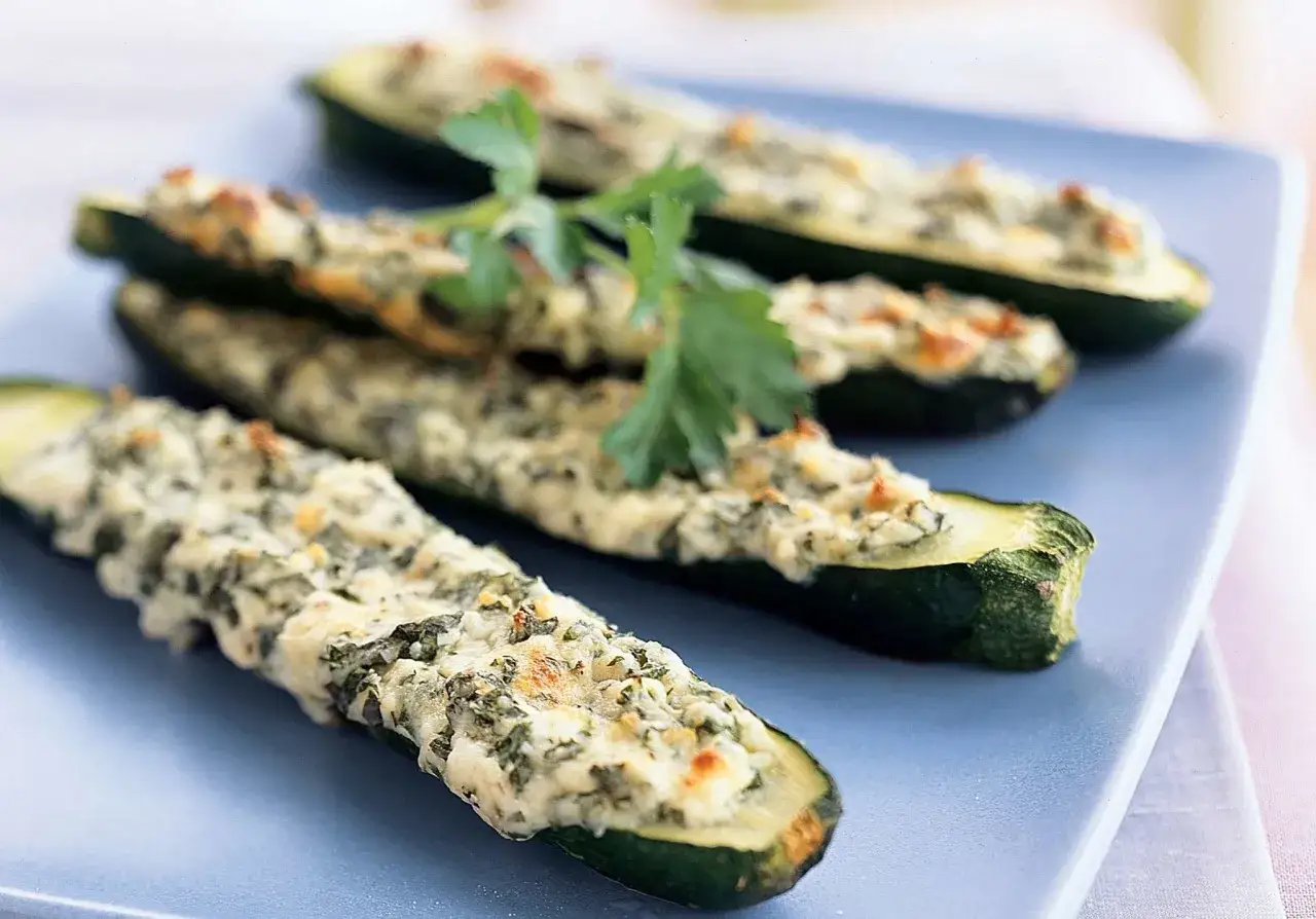 Courgettes farcies à la ricotta et aux herbes, une recette simple et savoureuse.