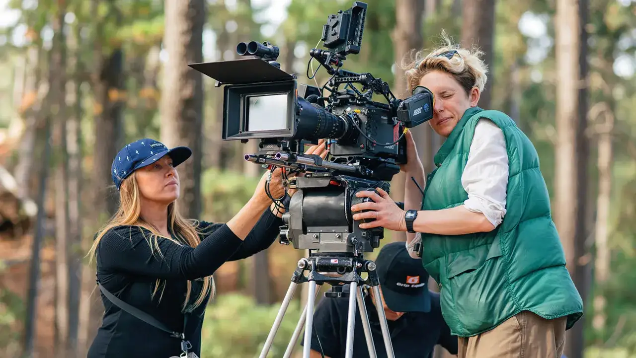 operator filmowy na planie filmowym z kamerą Arri Alexa