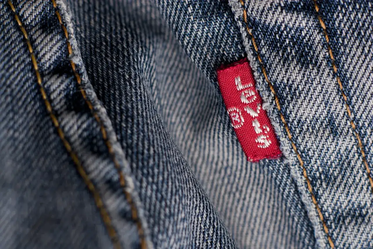 Por&oacute;wnanie męskich i damskich kroj&oacute;w jeans&oacute;w Levi's