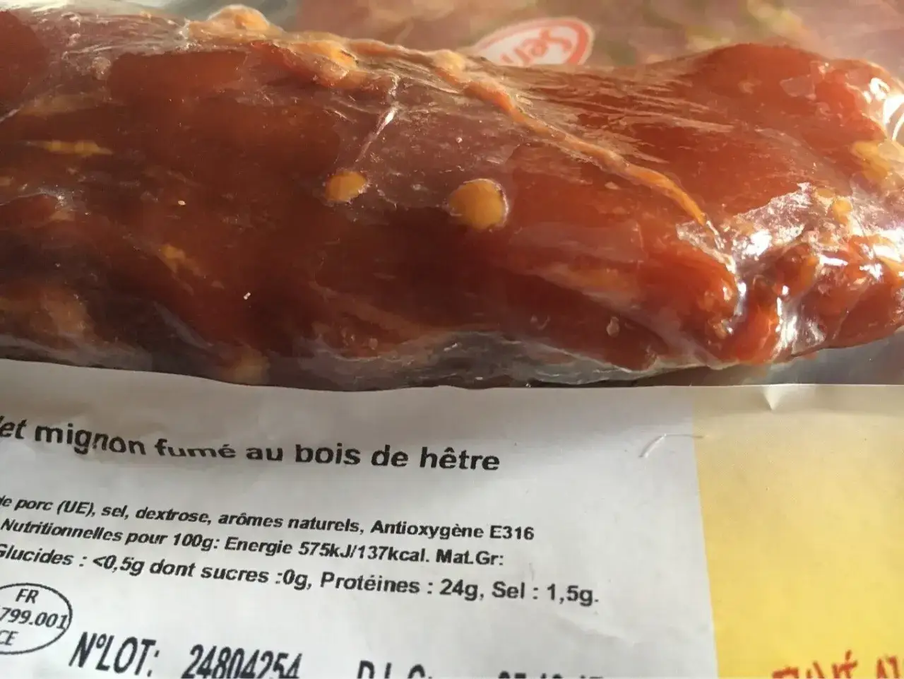 Filet mignon fumé au bois de hêtre, prêt à être cuisiné. Une recette savoureuse pour un plat d'exception.