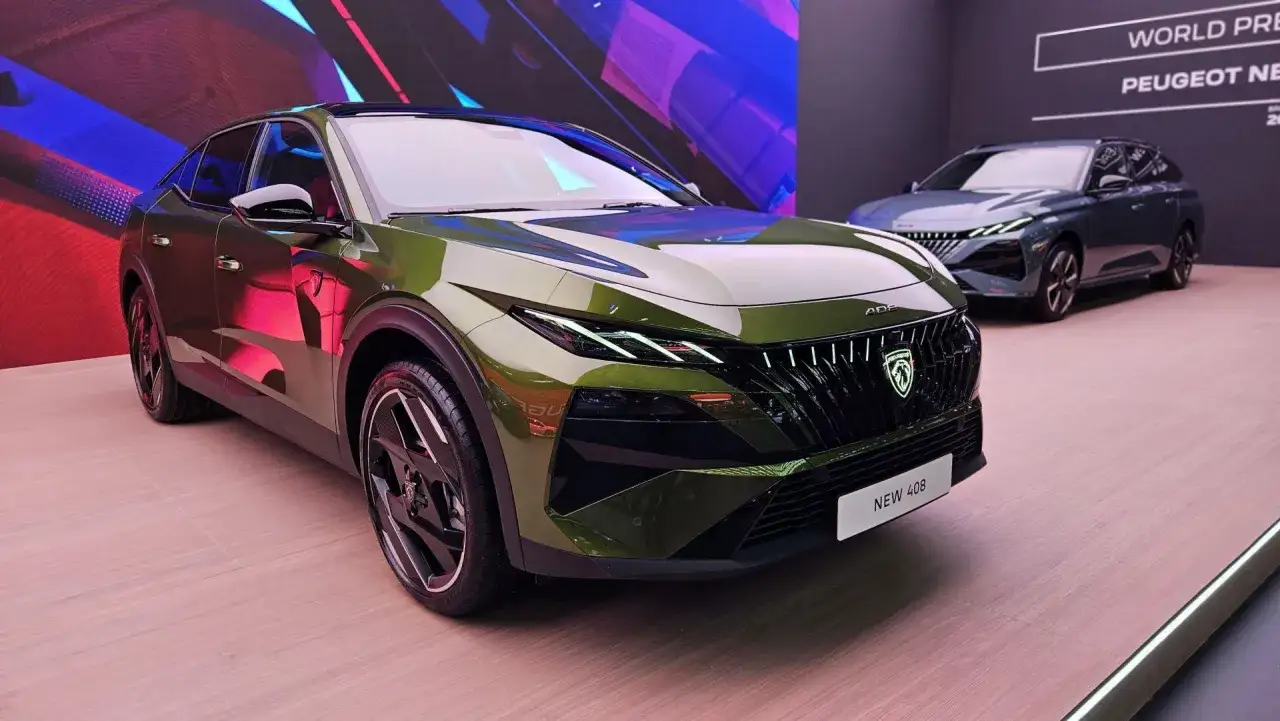 Nowy Peugeot 408 w kolorze zielonym prezentuje się nowocześnie. Sprawdź jego peugeot 408 cenę i dostępne wersje.