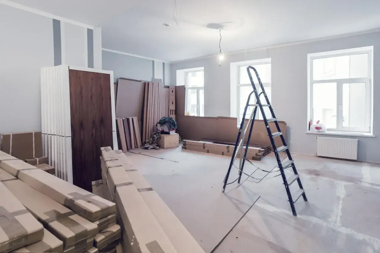 Wnętrze w remoncie, pełne materiałów budowlanych i drabiny. Czy jest ulga na remont mieszkania?