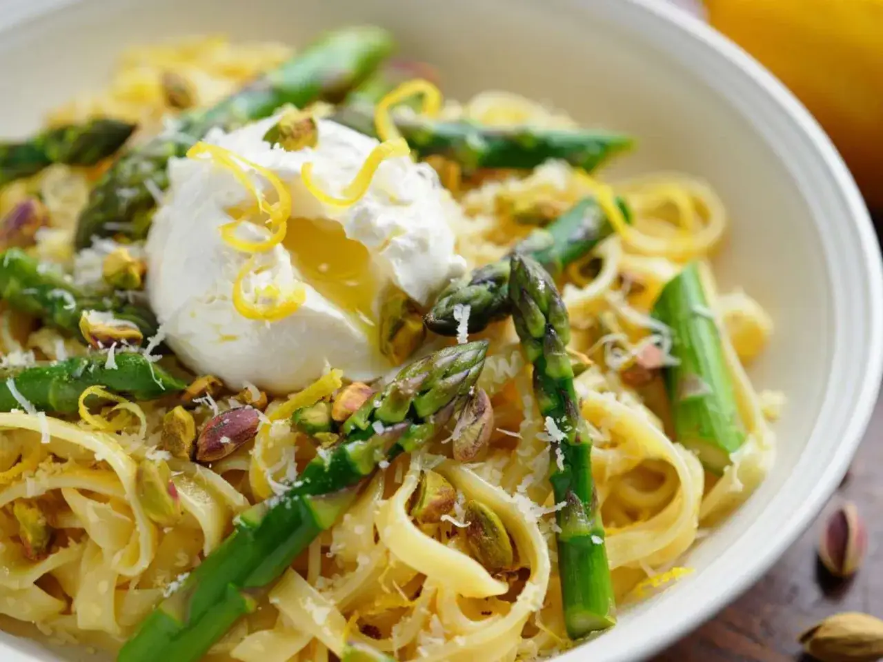 Spargel Pasta mit Burrata, Pistazien und Zitronenzesten. Ein fr&uuml;hlingshaftes Gericht, das Lust auf mehr macht.