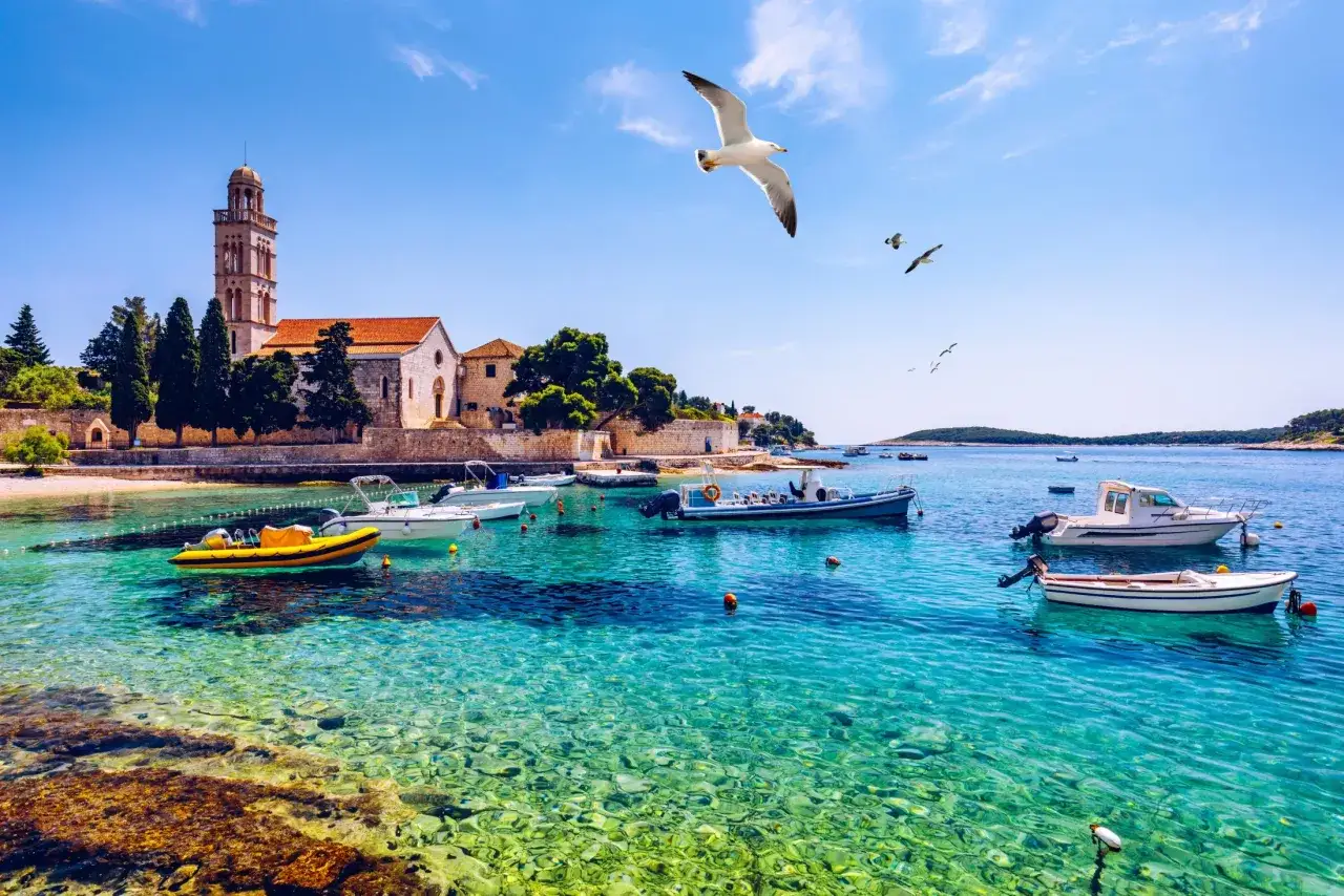 Jezioro Hvar oferuje zapierające dech w piersiach widoki na Adriatyk, idealne na malownicze trasy.
