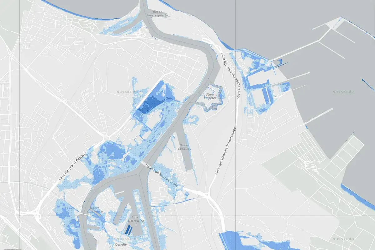 Mapa przedstawia obszar portu z zaznaczonymi terenami zagrożonymi przez **alarm powodziowy**. Woda w kolorze niebieskim pokrywa część nabrzeży i ulic.