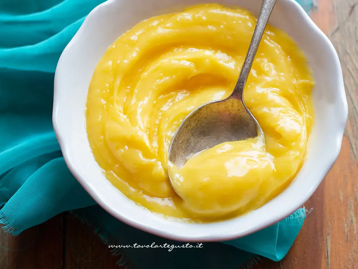 Cremoso lemon curd in una ciotola bianca, pronto per essere gustato.
