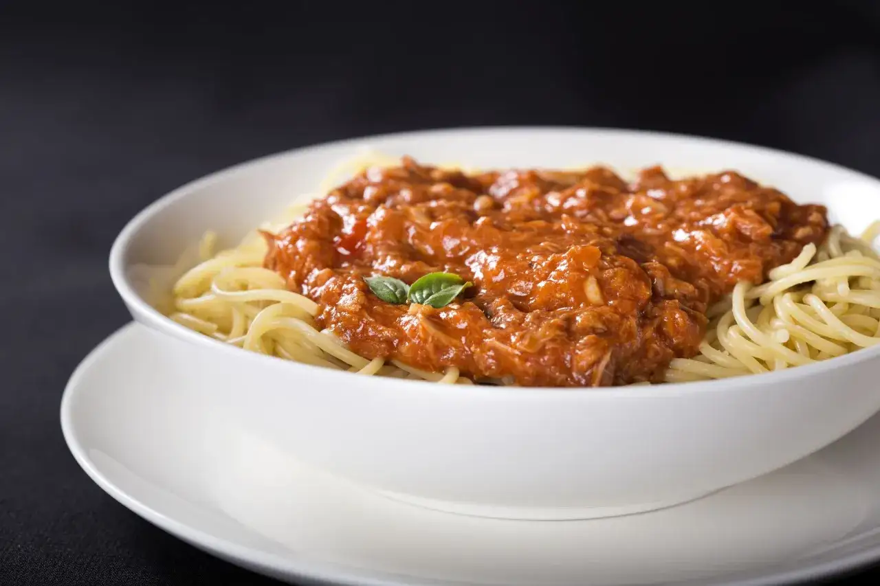 Pyszne spaghetti z sosem bolońskim, które można zrobić z makaronu spaghetti. Idealne na szybki obiad.