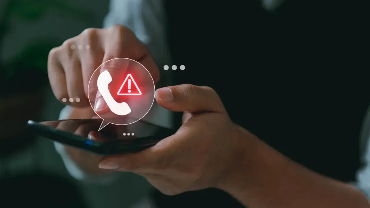 Mano usando un teléfono, con un icono de llamada y alerta roja. Posiblemente para rastrear llamadas o indicar un problema.