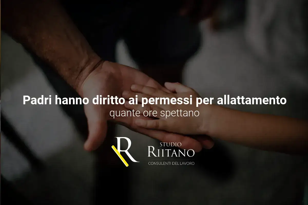 Padri hanno diritto ai permessi per allattamento. Scopri le ore spettanti per la richiesta allattamento INPS. Mani di padre e figlio unite.