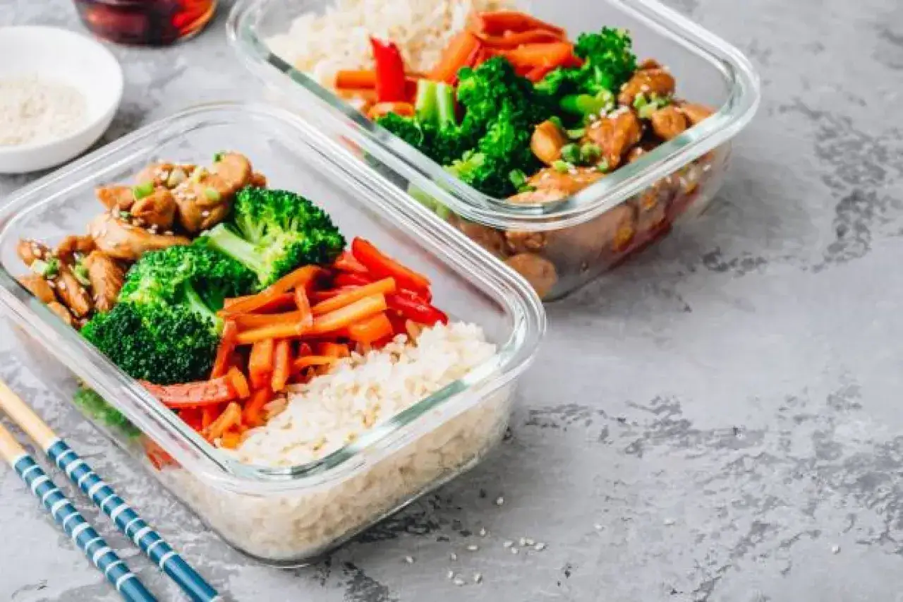 Gesunde meal prep rezepte abnehmen: H&auml;hnchen mit Brokkoli, Karotten und Reis in Glasbeh&auml;ltern. Perfekt f&uuml;r unterwegs.