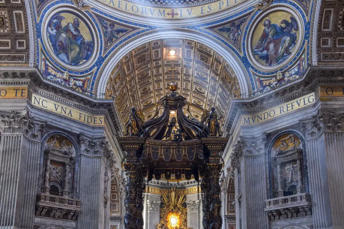 D&eacute;tail de la **basilique Saint-Pierre** : le baldaquin du Bernin et les fresques du d&ocirc;me. Une **explication** visuelle de sa grandeur.