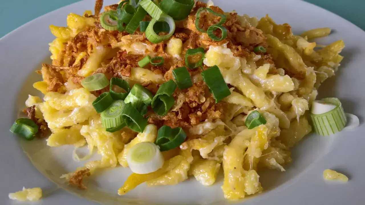Herzhaftes K&auml;sesp&auml;tzle-Gericht mit knusprigen R&ouml;stzwiebeln und frischem Schnittlauch. Ein Klassiker unter den Nudelgerichten.