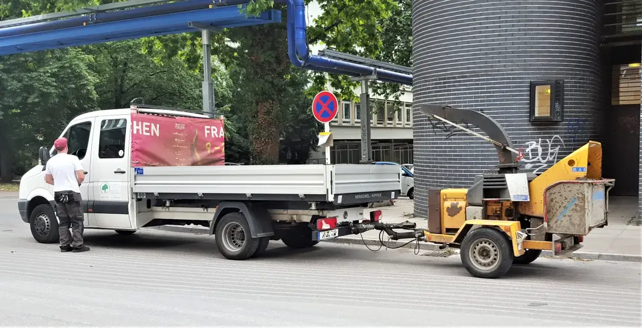 Ein Handwerkerregelung LKW mit angeh&auml;ngtem Holzh&auml;cksler steht bereit f&uuml;r den Einsatz.