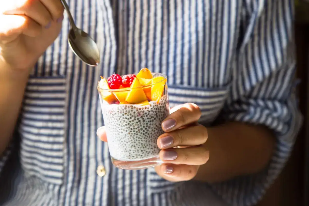 Budino di semi di chia con frutta, un'ottima fonte di proteine prima di dormire.