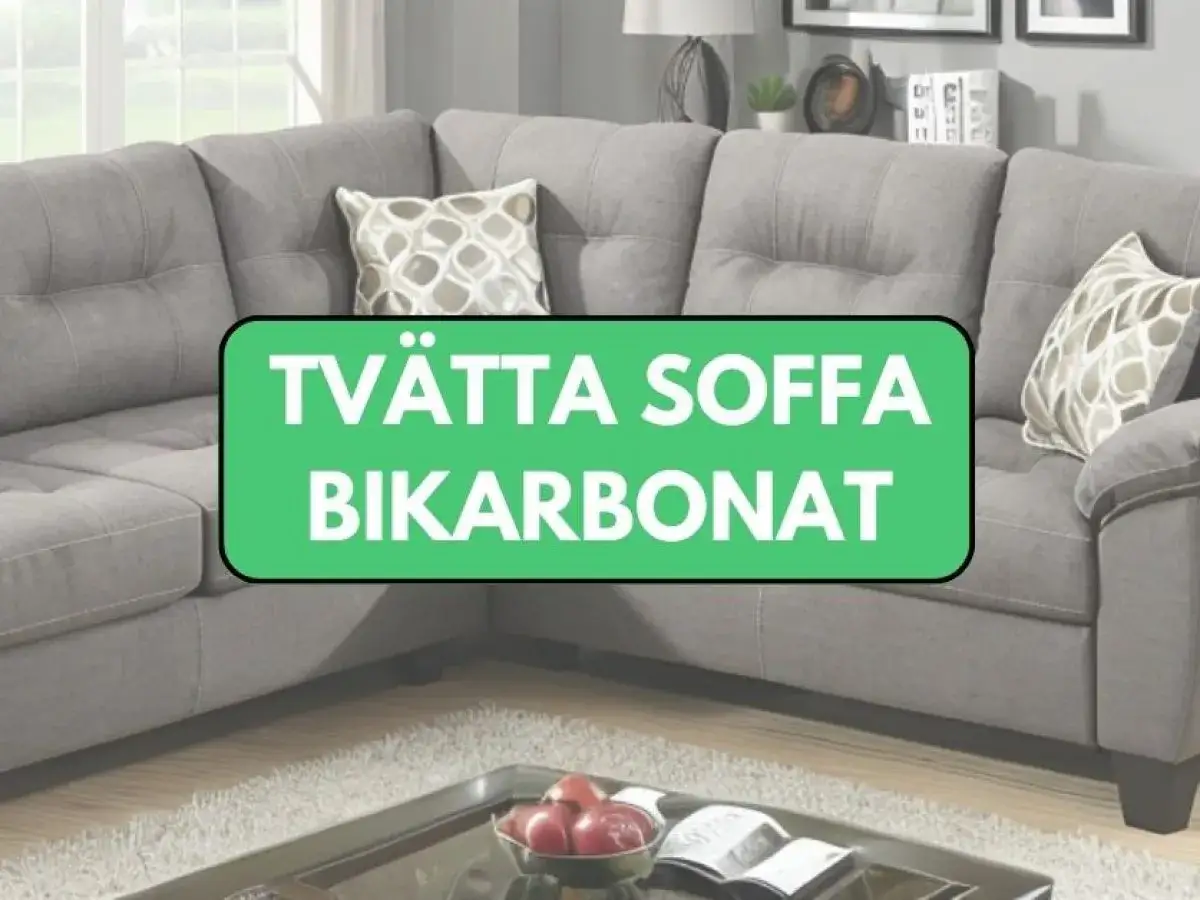 Grå hörnsoffa med kuddar. Texten