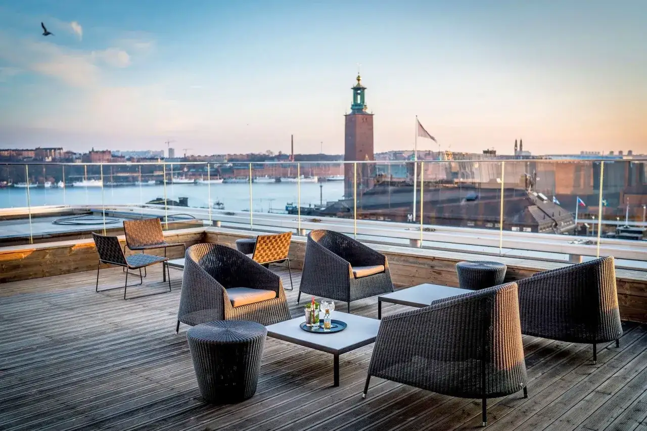 Uteservering med utsikt &ouml;ver Stockholm, perfekt f&ouml;r att njuta av drinkar p&aring; en av stadens b&auml;sta barer.