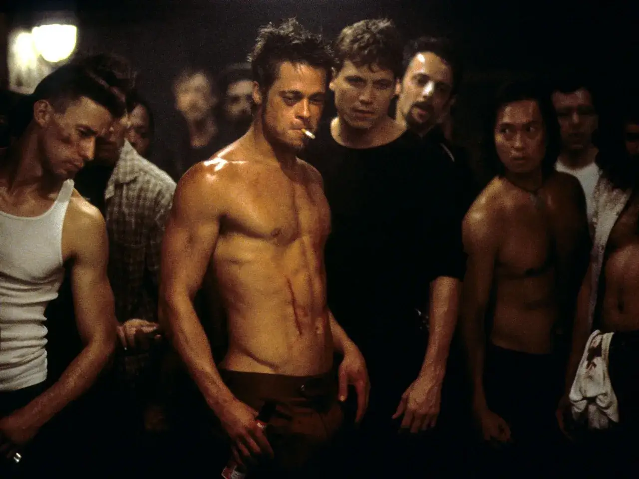 Brad Pitt e Edward Norton in una scena iconica di Fight Club. La recensione del film evidenzia la crudezza e l'impatto visivo.