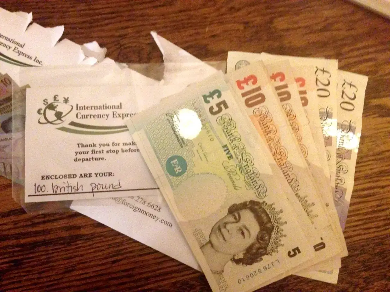 100 funtów brytyjskich na tydzień w Anglii. Banknoty 5, 10 i 20 funtów.