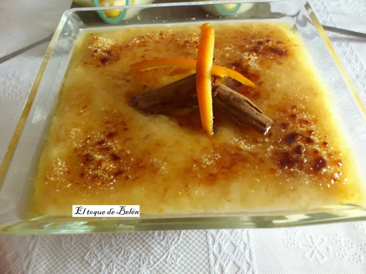 Delicioso arroz con leche asturiano, cremoso y con una capa crujiente de azúcar quemado, decorado con canela y piel de naranja.