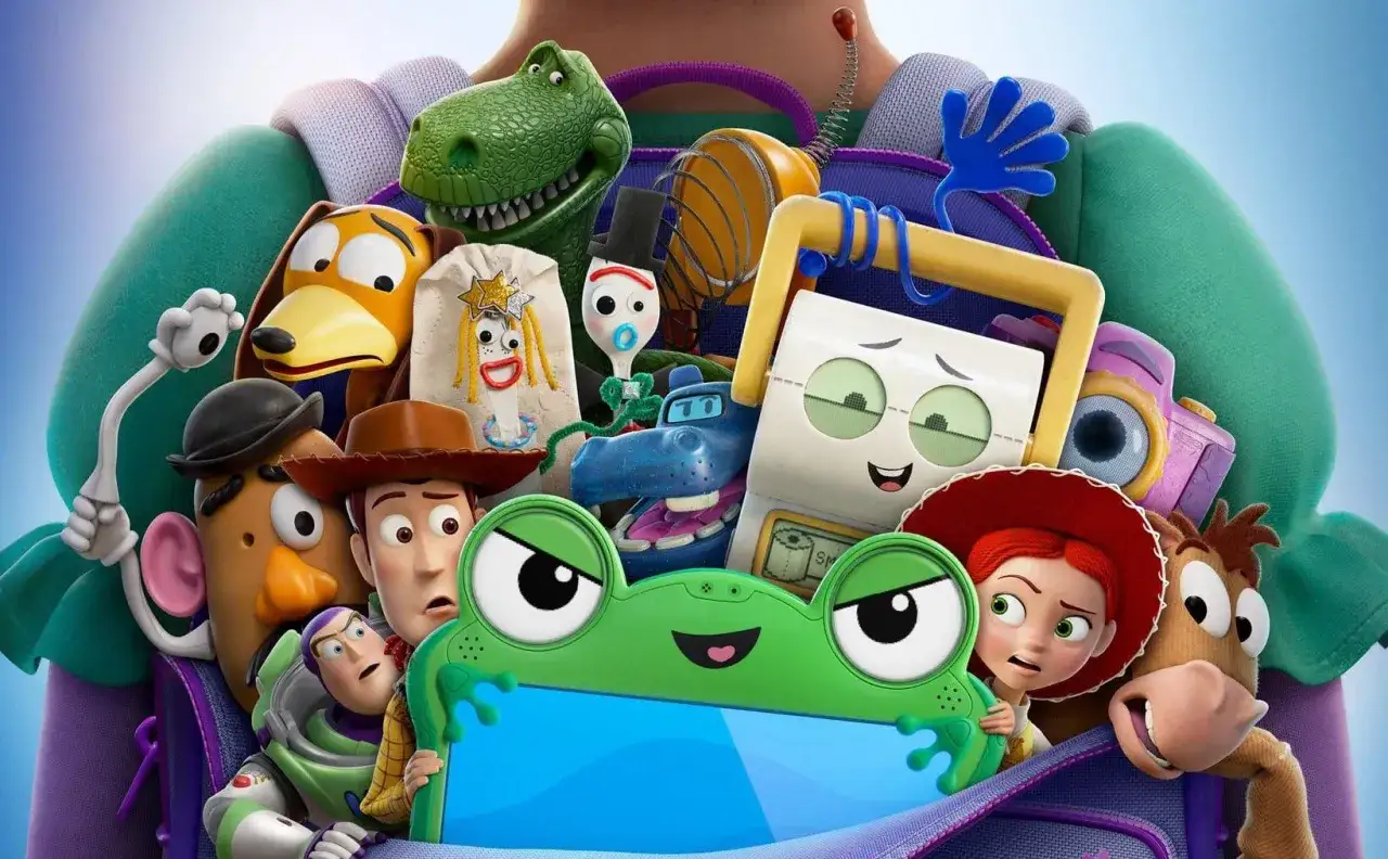 Woody, Buzz, Jessie i inni przyjaciele z Toy Story 5 w plecaku, gotowi na nowe przygody.