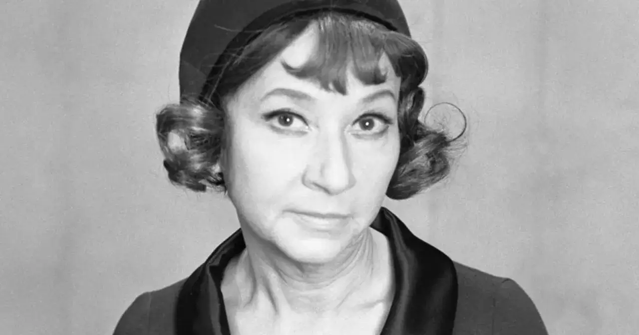 Irena Kwiatkowska w eleganckim kapeluszu i z charakterystyczną fryzurą.