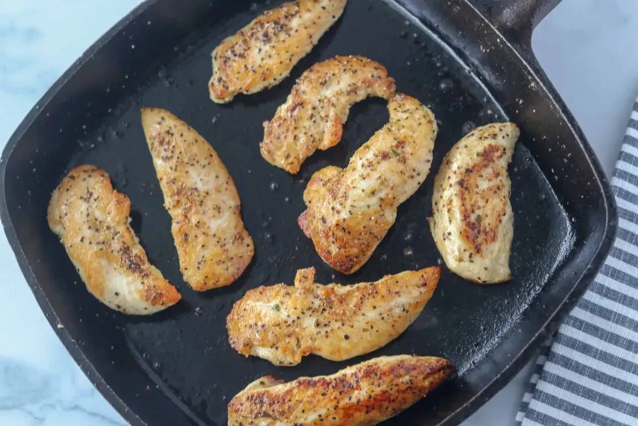 Straccetti di pollo dorati e speziati, cotti in padella.