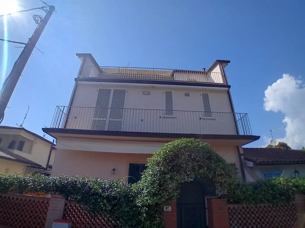 Casa con balconi e tetto a terrazza, ideale per chi cerca consigli su come vendere una multipropriet&agrave;.