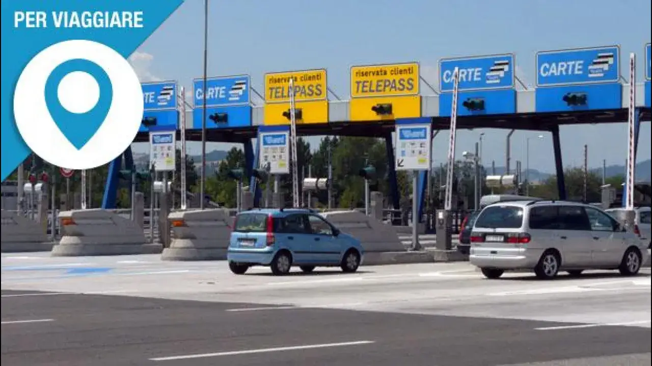 Casello autostradale con auto che passano. Segnaletica per Telepass e carte. Ecco come funziona la Viacard per viaggiare senza pensieri.