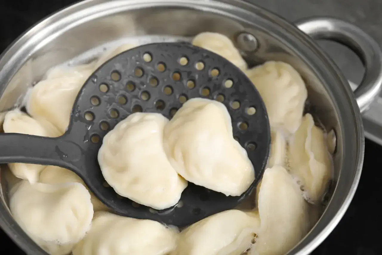 Gotowanie pierogów prosto z zamrażarki? Ten obrazek pokazuje, że nie trzeba ich rozmrażać przed gotowaniem.