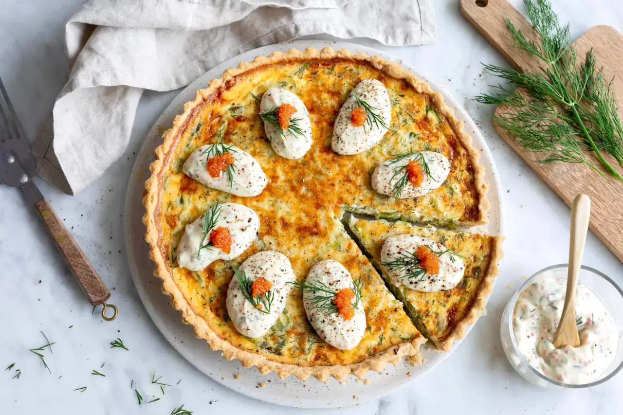 En gyllene paj med dill och kaviar, perfekt f&ouml;r ett somrigt paj recept. Serveras med en klick kr&auml;mig s&aring;s.
