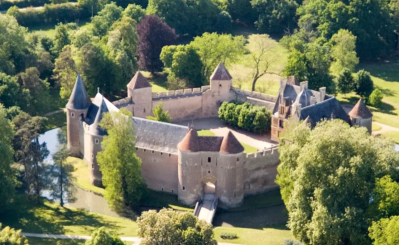 Magnifique château médiéval entouré d'eau et de verdure, un trésor caché dans le Cher.