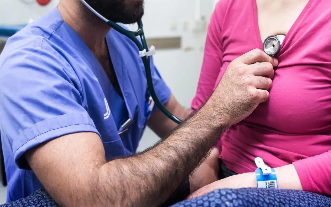 Läkare lyssnar på patientens hjärta med stetoskop. En del av en dystymi test.