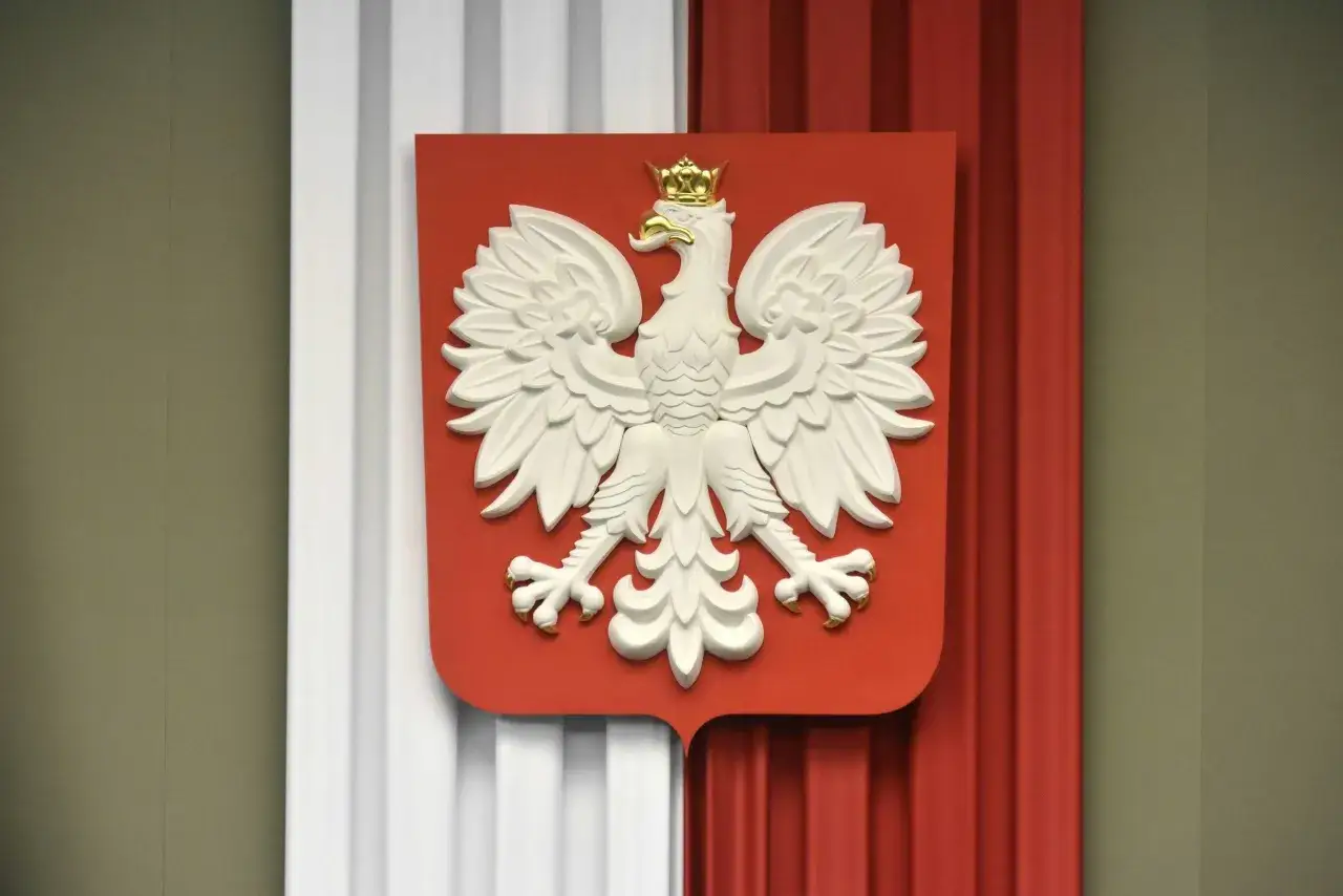 Flaga Polski z godłem i bez godła por&oacute;wnanie