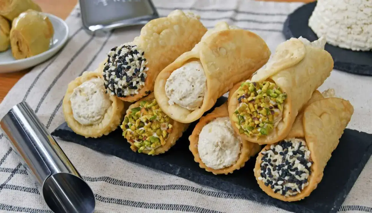 Cannoli ripieni di ricotta, guarniti con pistacchi e semi di sesamo. Un'idea golosa per le tue ricette con ricotta.